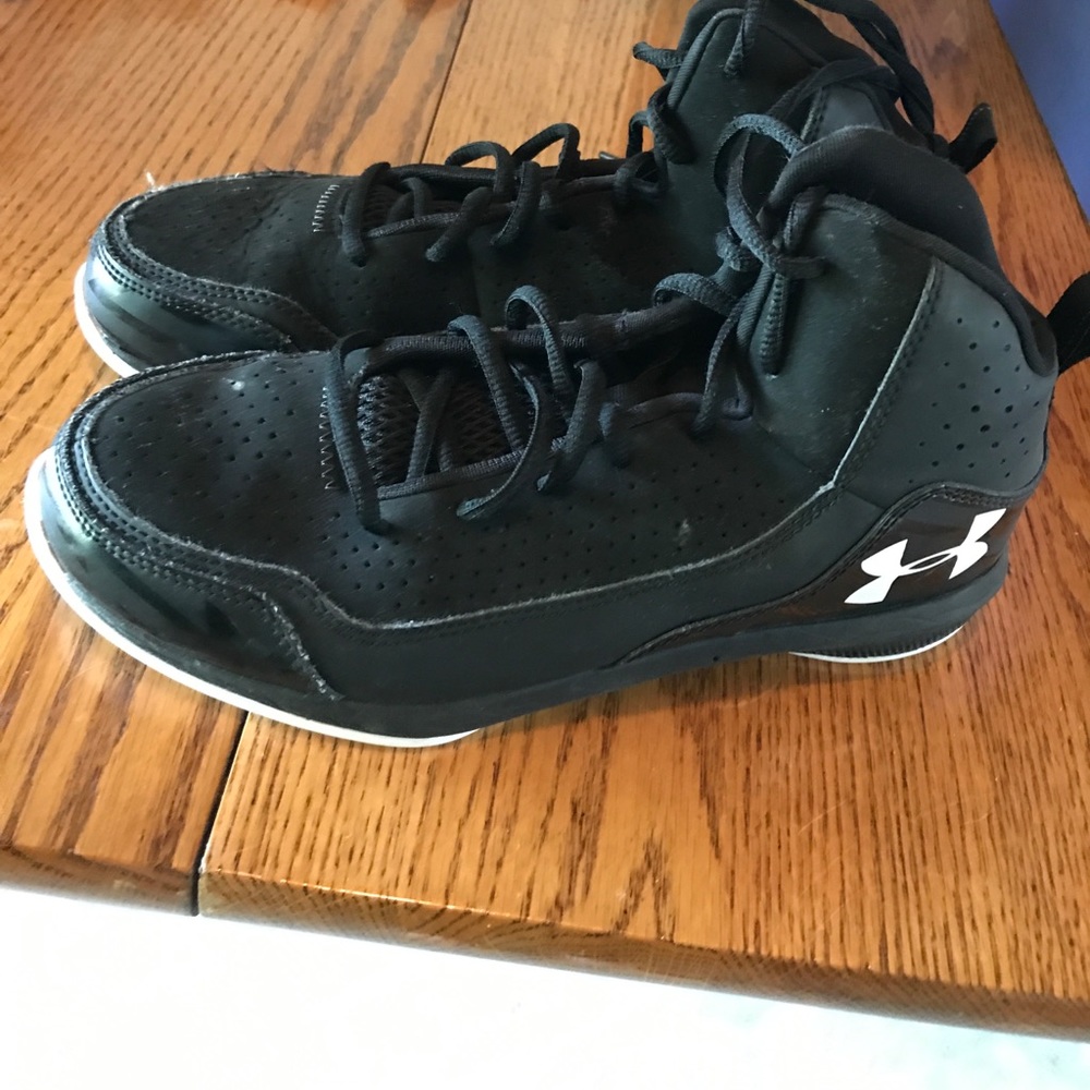 Basket ball shoes UA