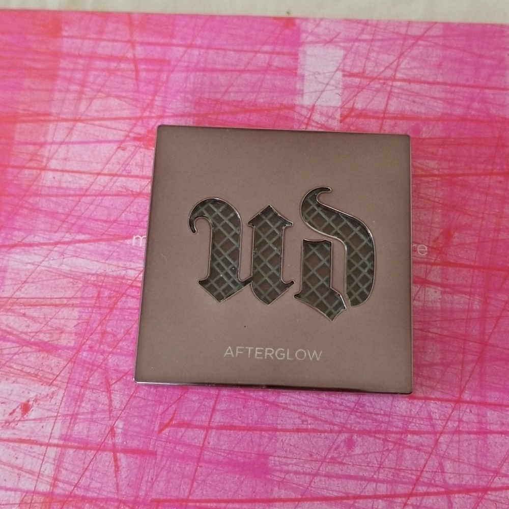 Urban Decay 8 hour powder blush
