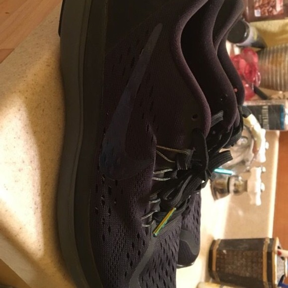 Nike shoes - Picture 2 of 5