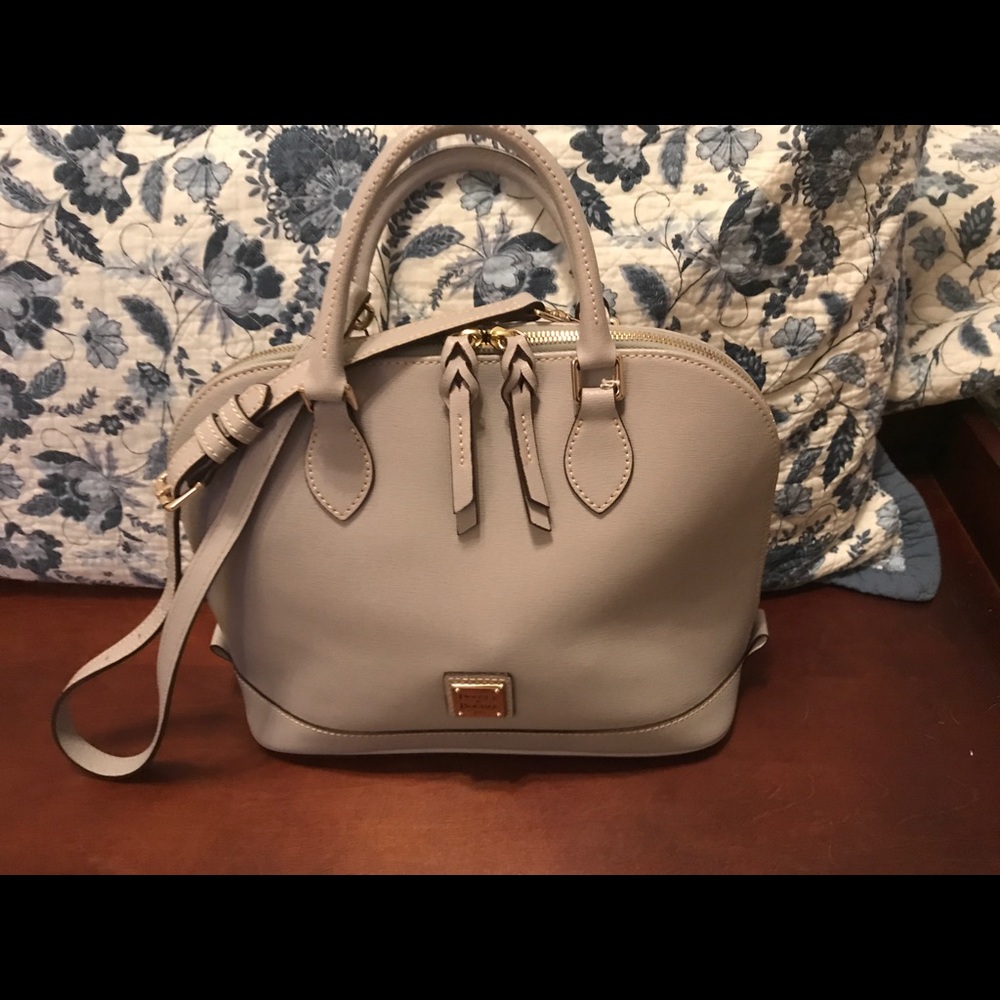 Dooney & Bourke Saffiano leather zip zip