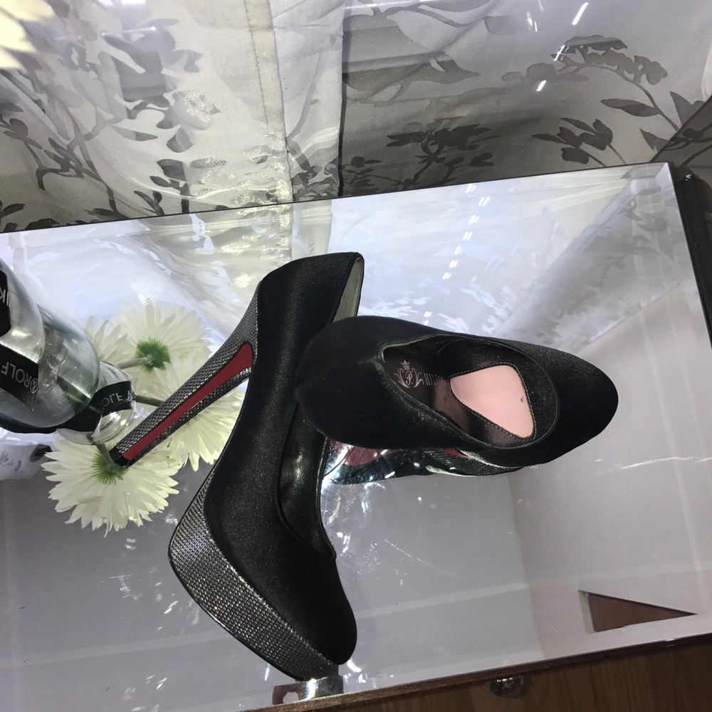 Heels - Picture 2 of 3