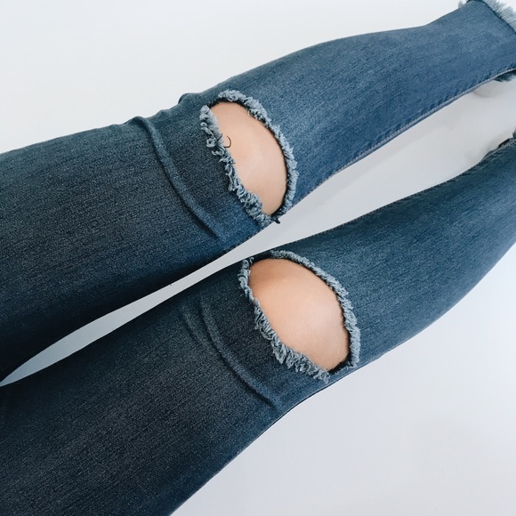 Denim - Knee ripped jeans/skinny