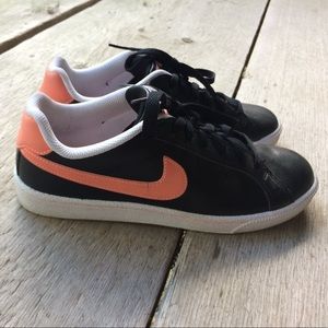 Nike Sneakers in Black White & Pink