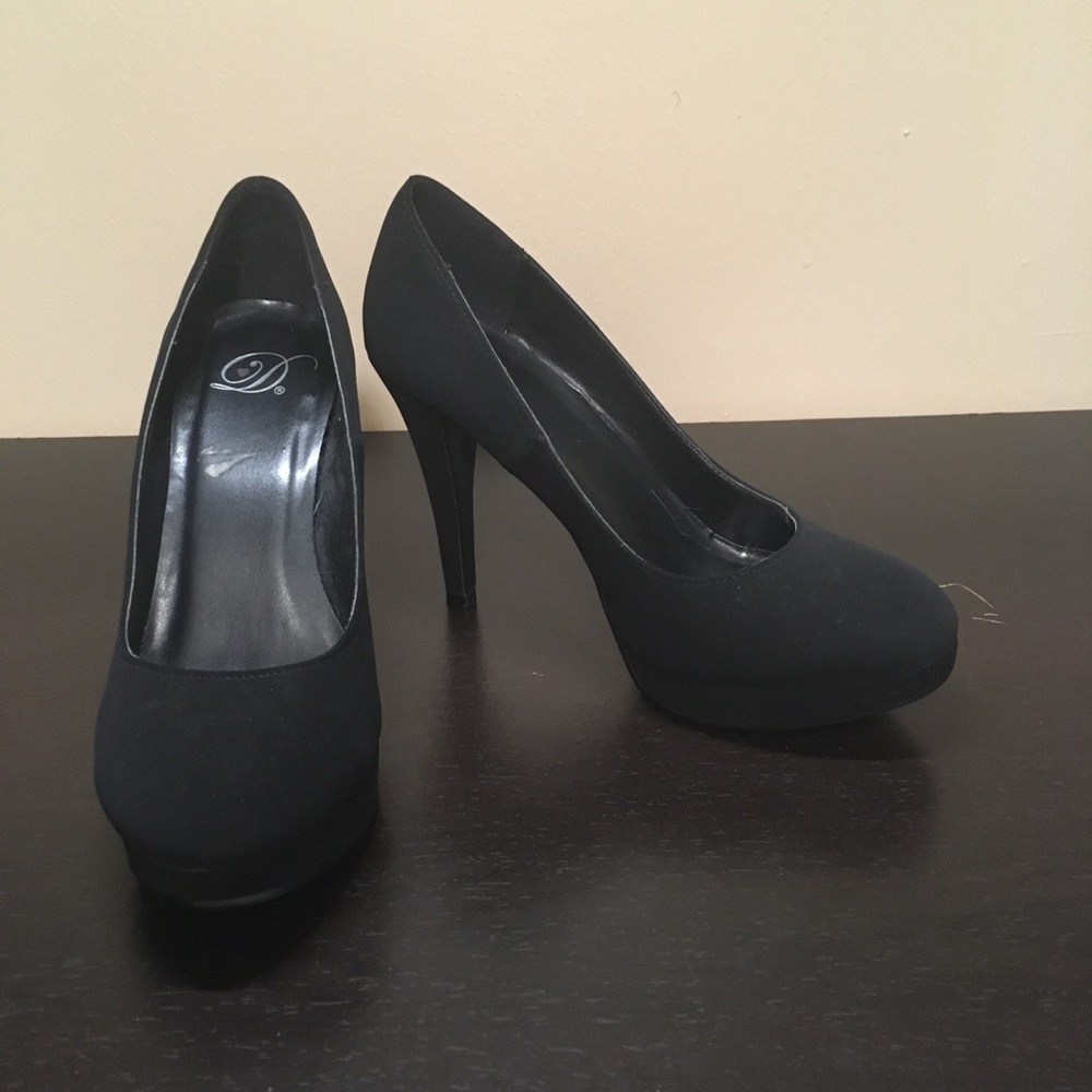 Size 6 Suede Pumps