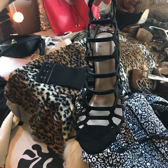 Black heels - Picture 2 of 4