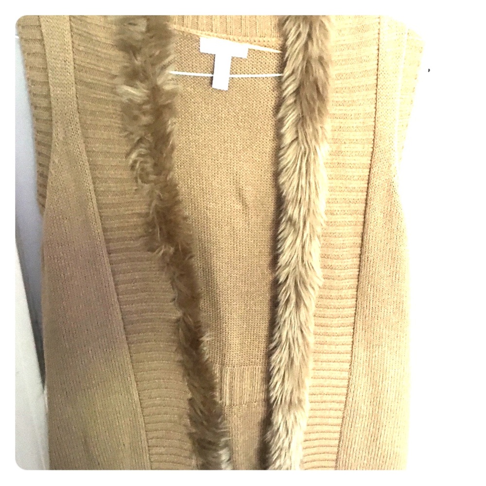 Knit vest with faux fur lining
