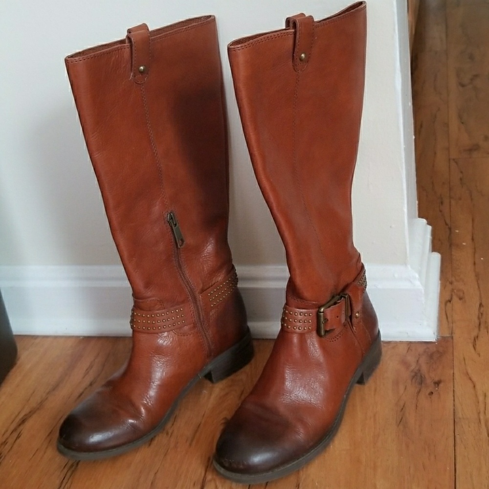 Brown ridding boots