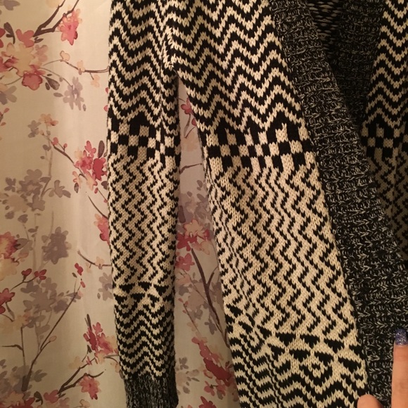 💕Black and White winter Sweater size Small - Picture 4 of 5