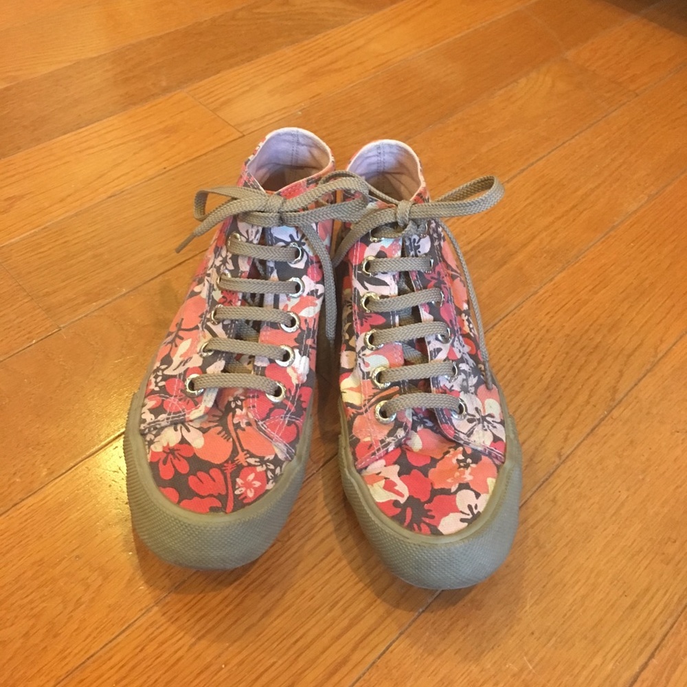 ⚡️SALE⚡️Roxy mid top shoes