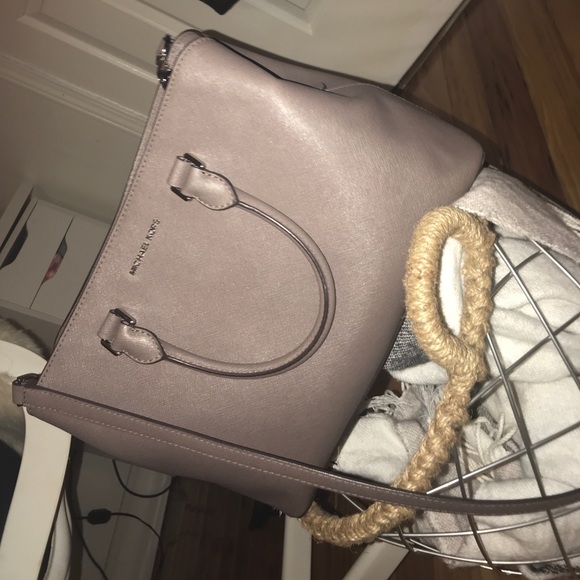 Michael kors purse (gray ) - Picture 1 of 1