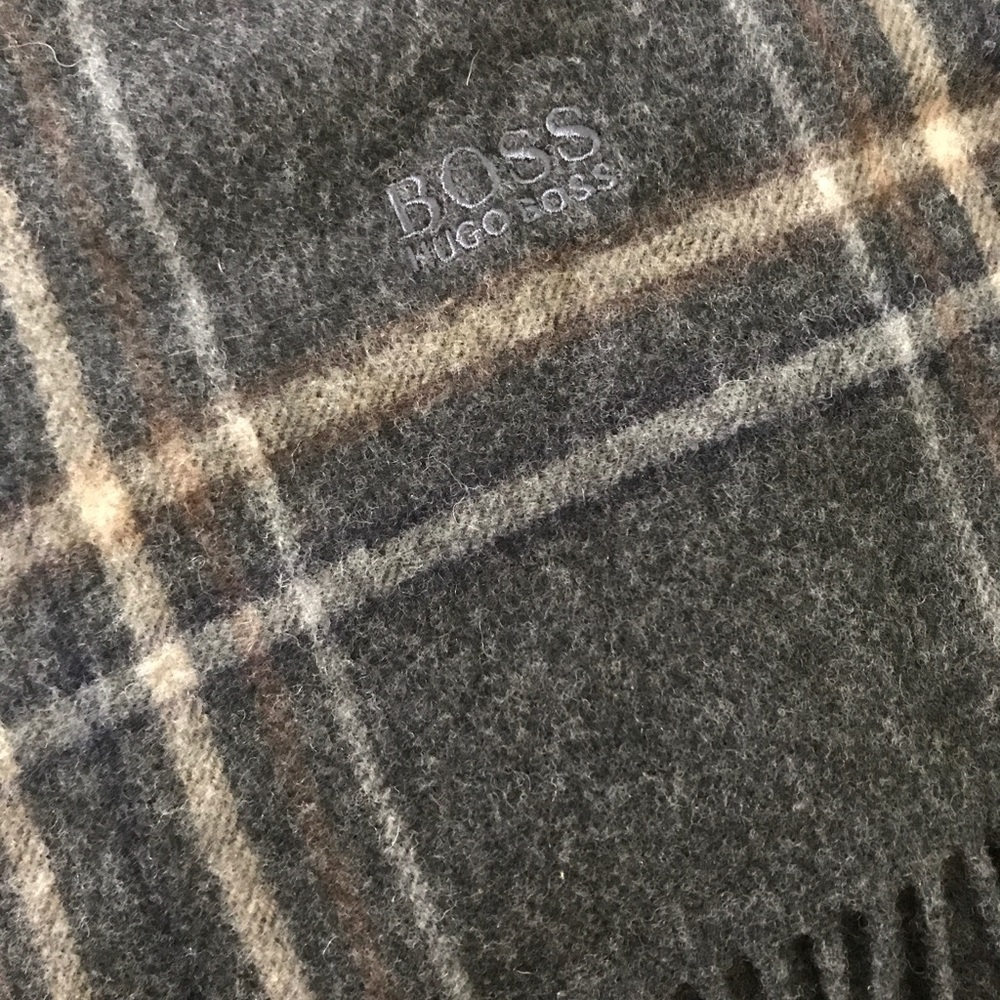 Hugo Boss Lambs wool Scarf - Picture 2 of 3