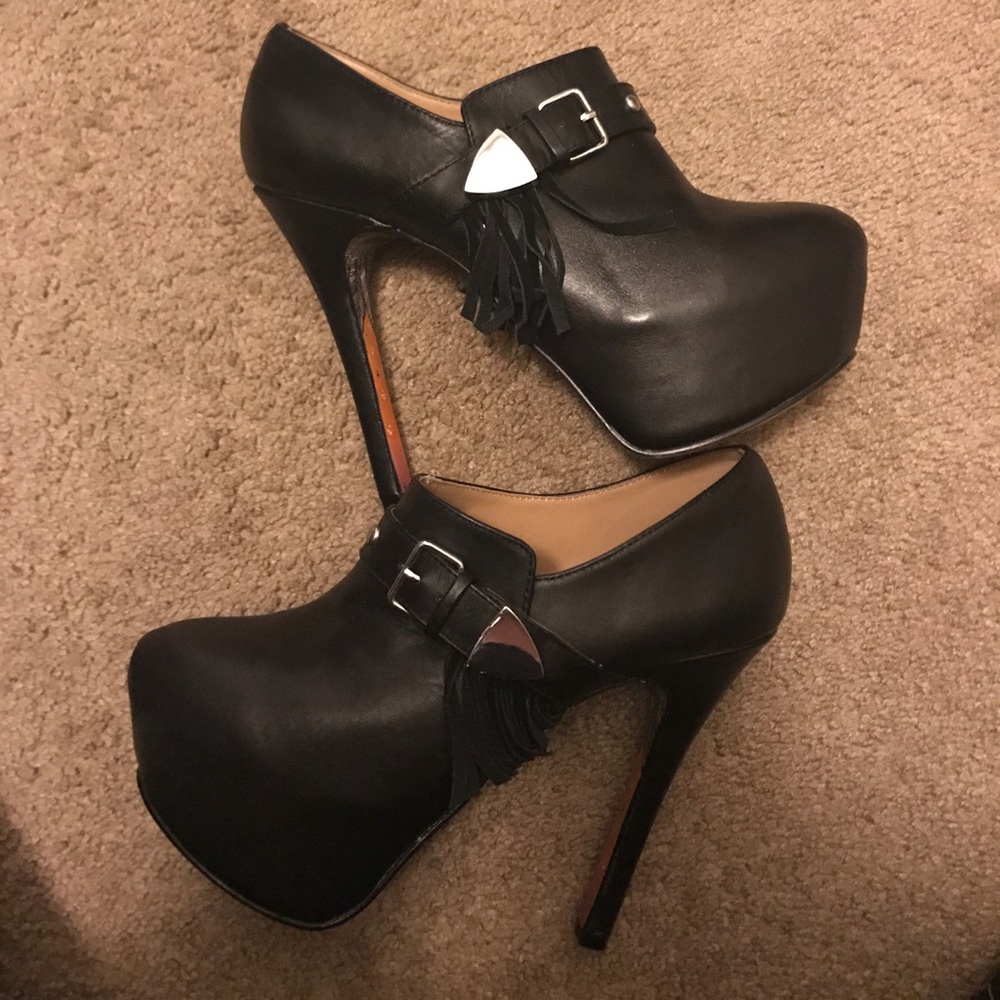 Taylor Says Anissa Heels