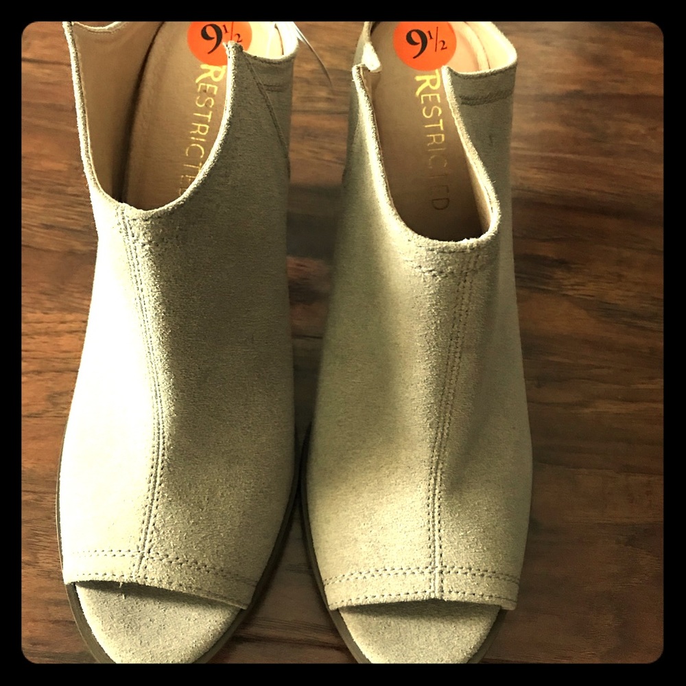 Beige slides with peep toe