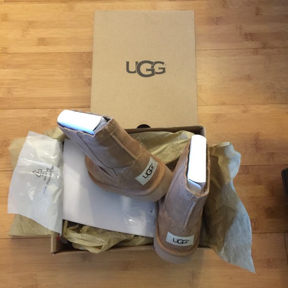 UGG T Classic Chestnut Brown, Toddler 9 - Picture 1 of 6