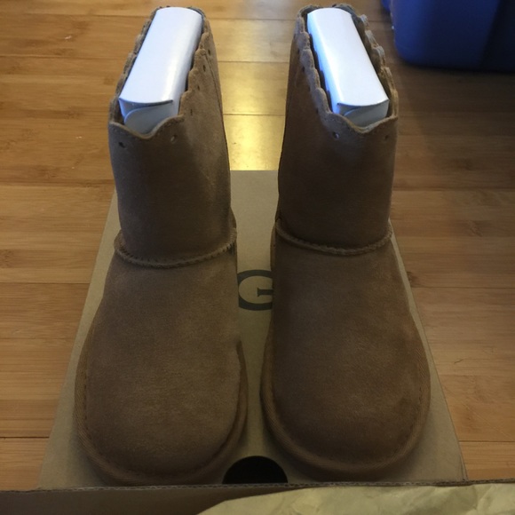 UGG T Classic Chestnut Brown, Toddler 9 - Picture 4 of 6