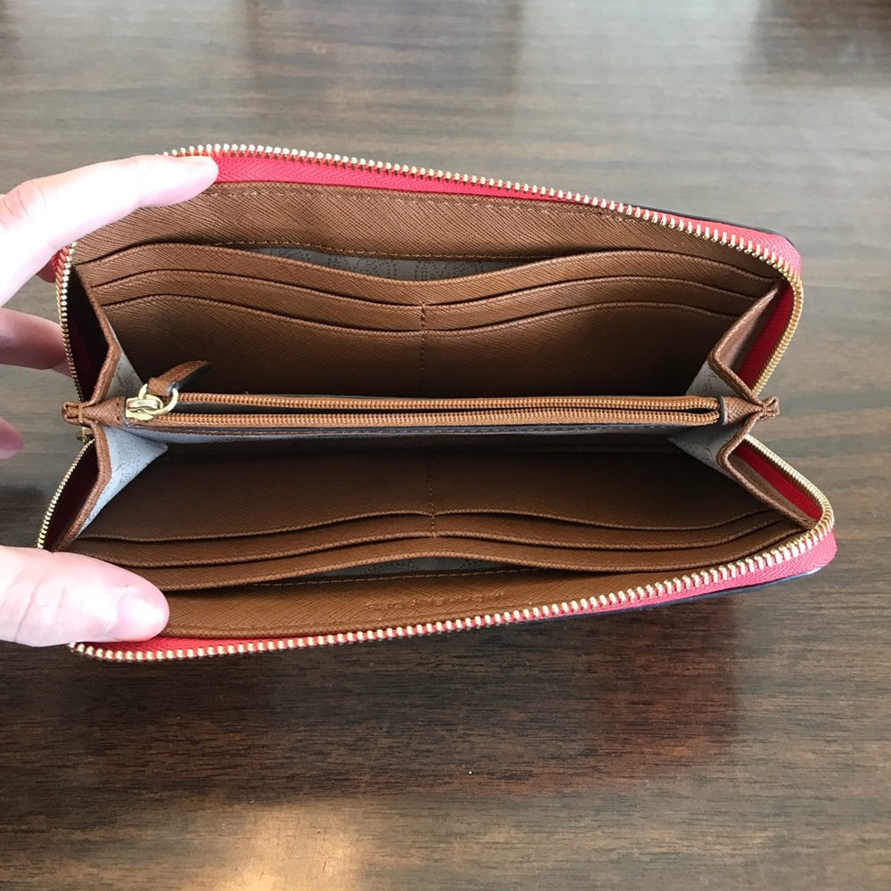 MK Jet Set Wallet - Picture 3 of 4