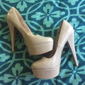 Steve Madden Nude / Tan high platform heels