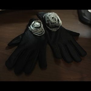Woman's gloves with real rabbit fur rose