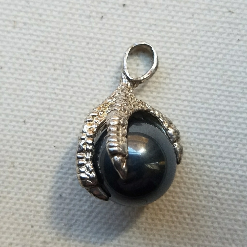 Pendant hematite
