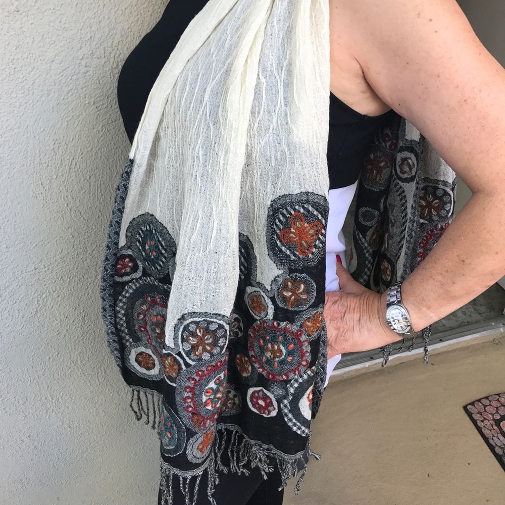 Lightweight Soft Wool Scarf - Picture 3 of 5