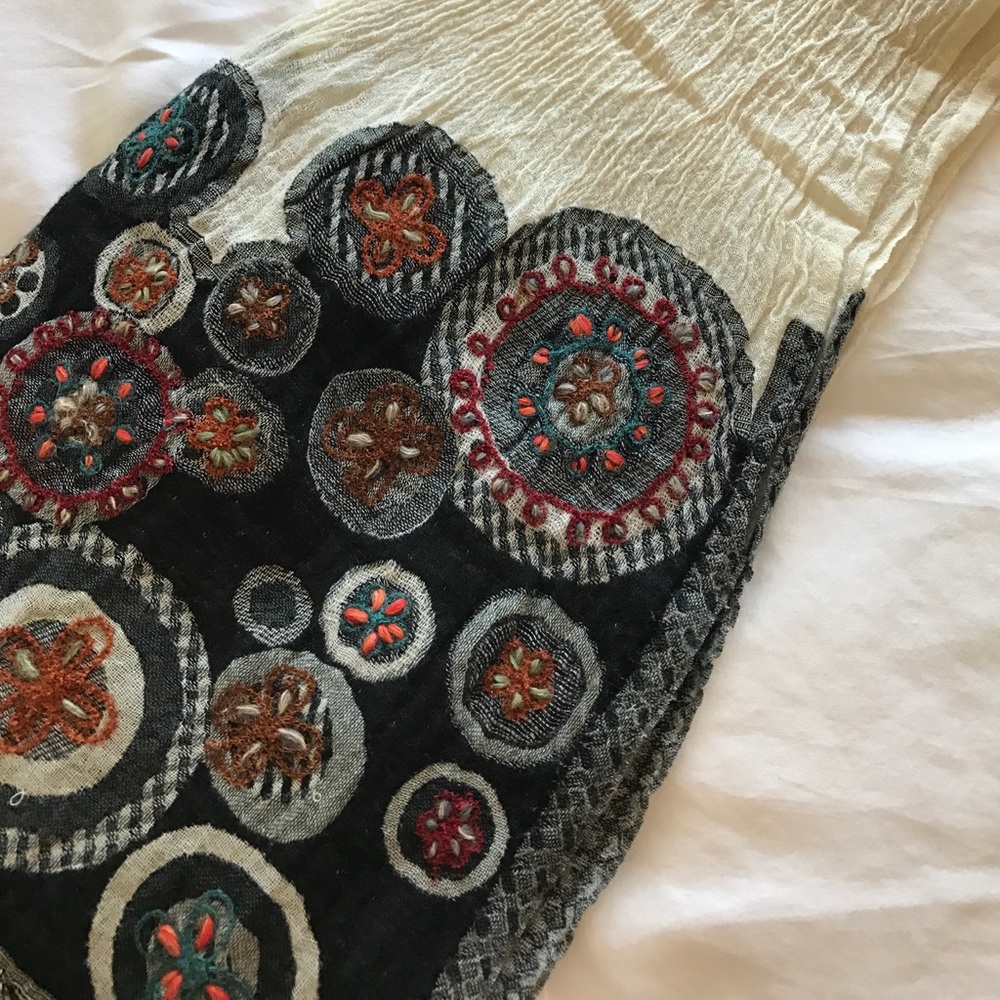 Lightweight Soft Wool Scarf - Picture 4 of 5
