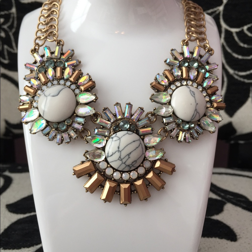 Adorable marble and crystal statement necklace - Picture 2 of 5