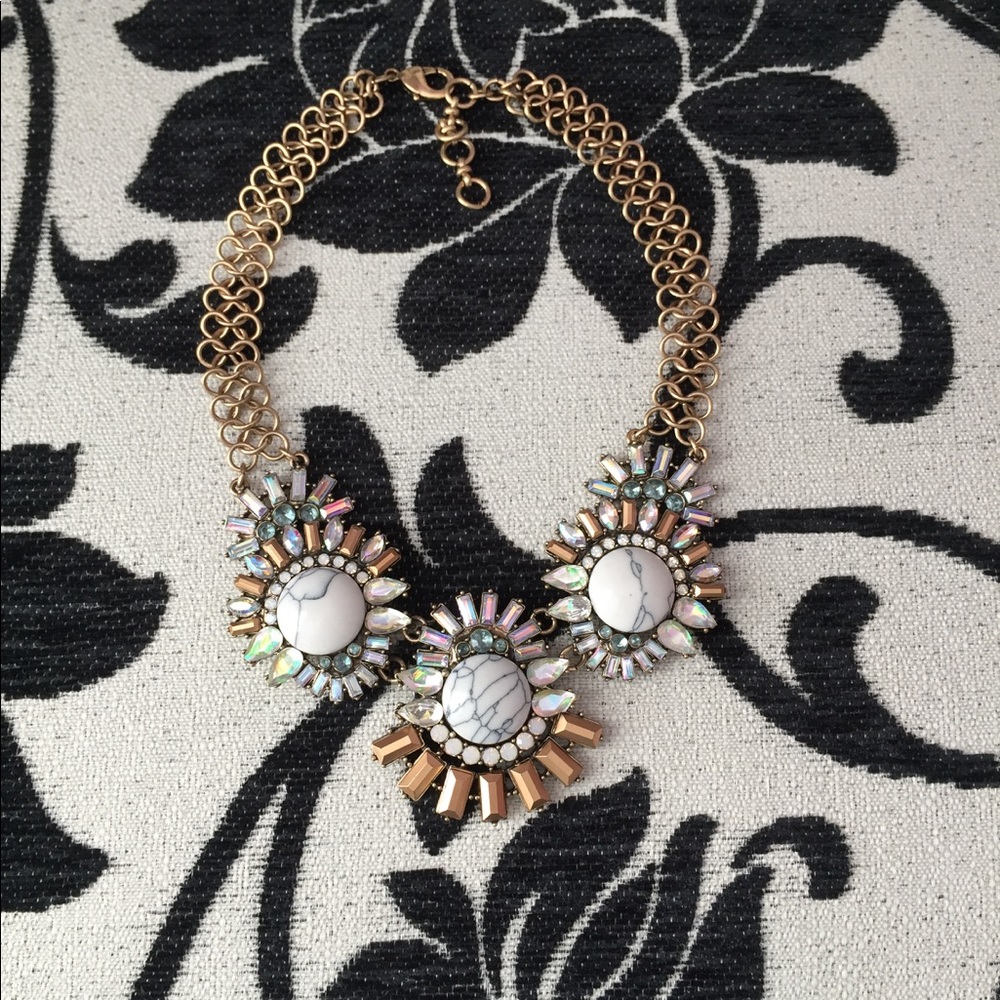 Adorable marble and crystal statement necklace - Picture 3 of 5