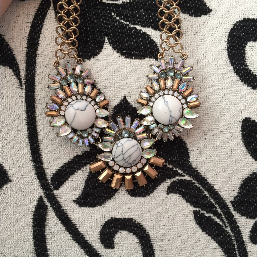 Adorable marble and crystal statement necklace - Picture 4 of 5