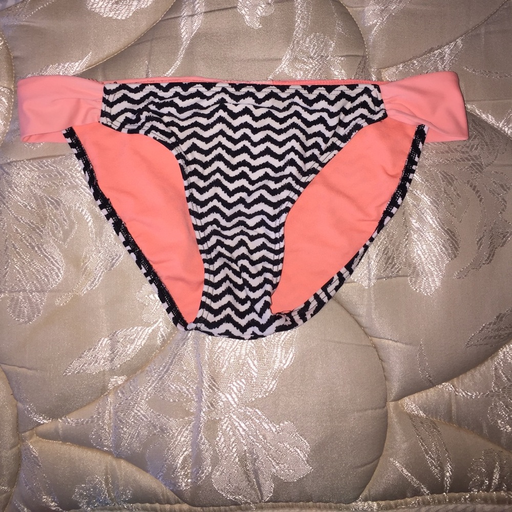 Bathing suite - Picture 2 of 3