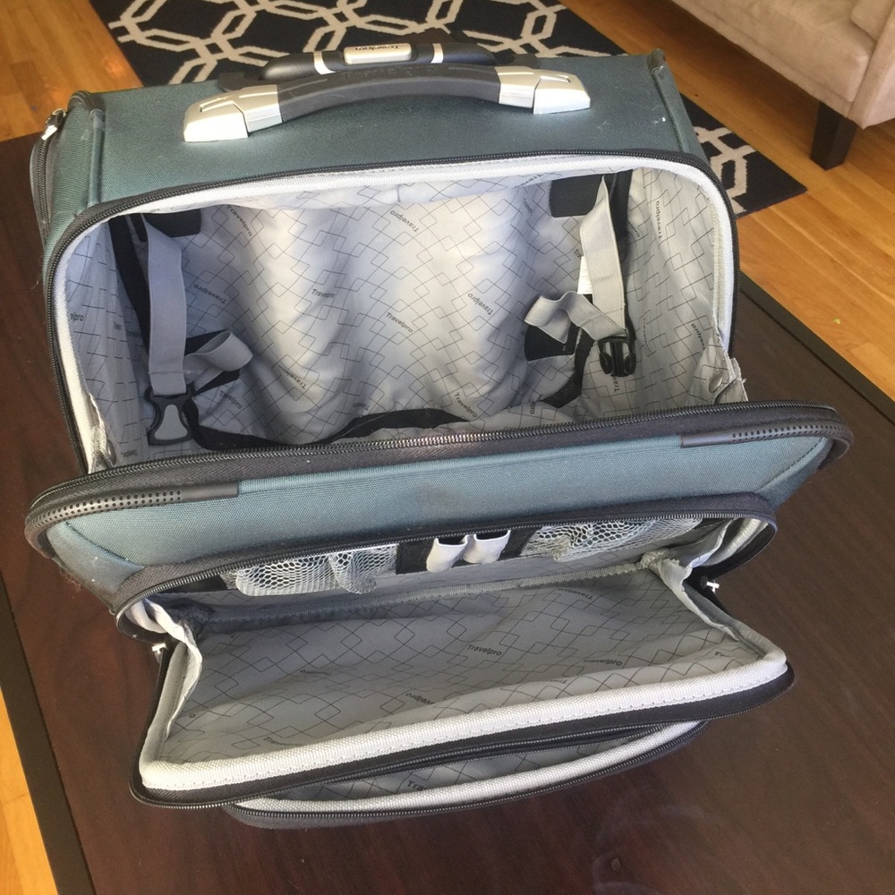 Travelpro  suitcase - Picture 2 of 5