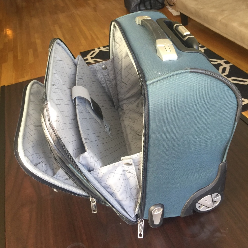 Travelpro  suitcase - Picture 3 of 5