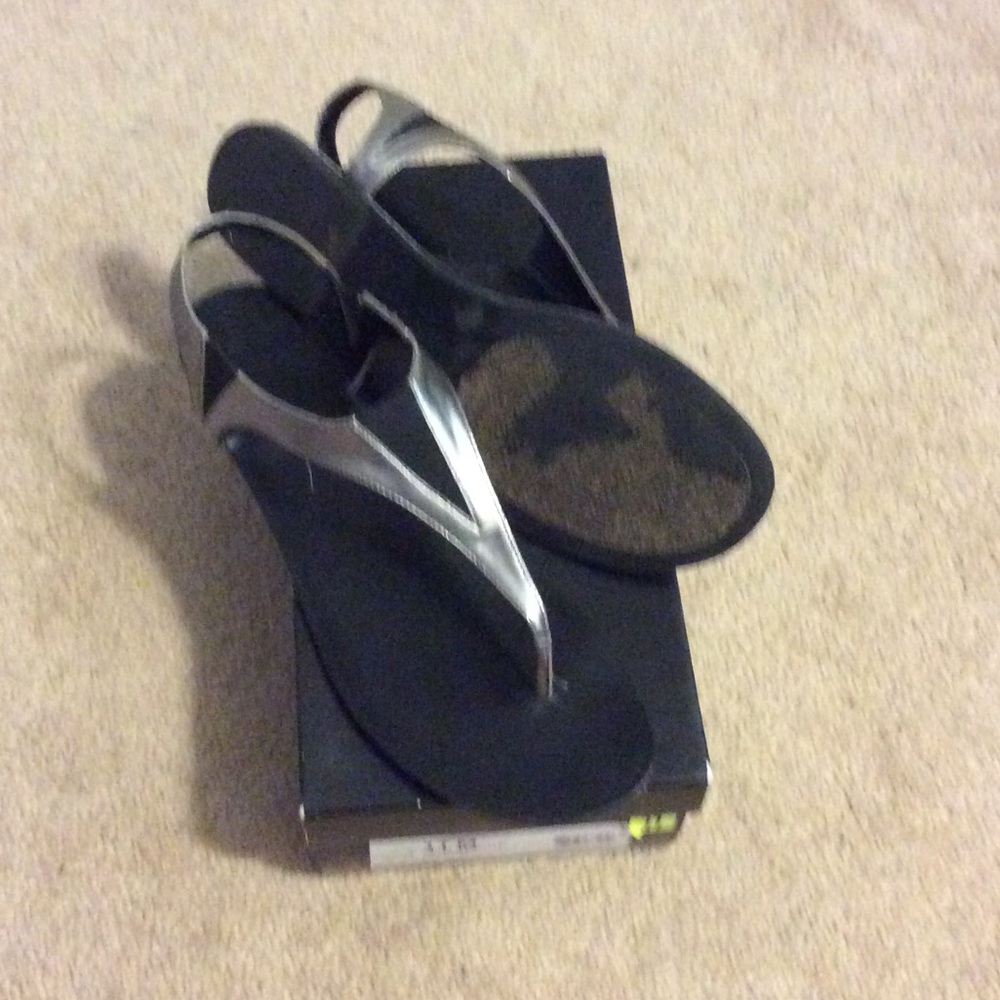 BCBG sandals - Picture 3 of 6