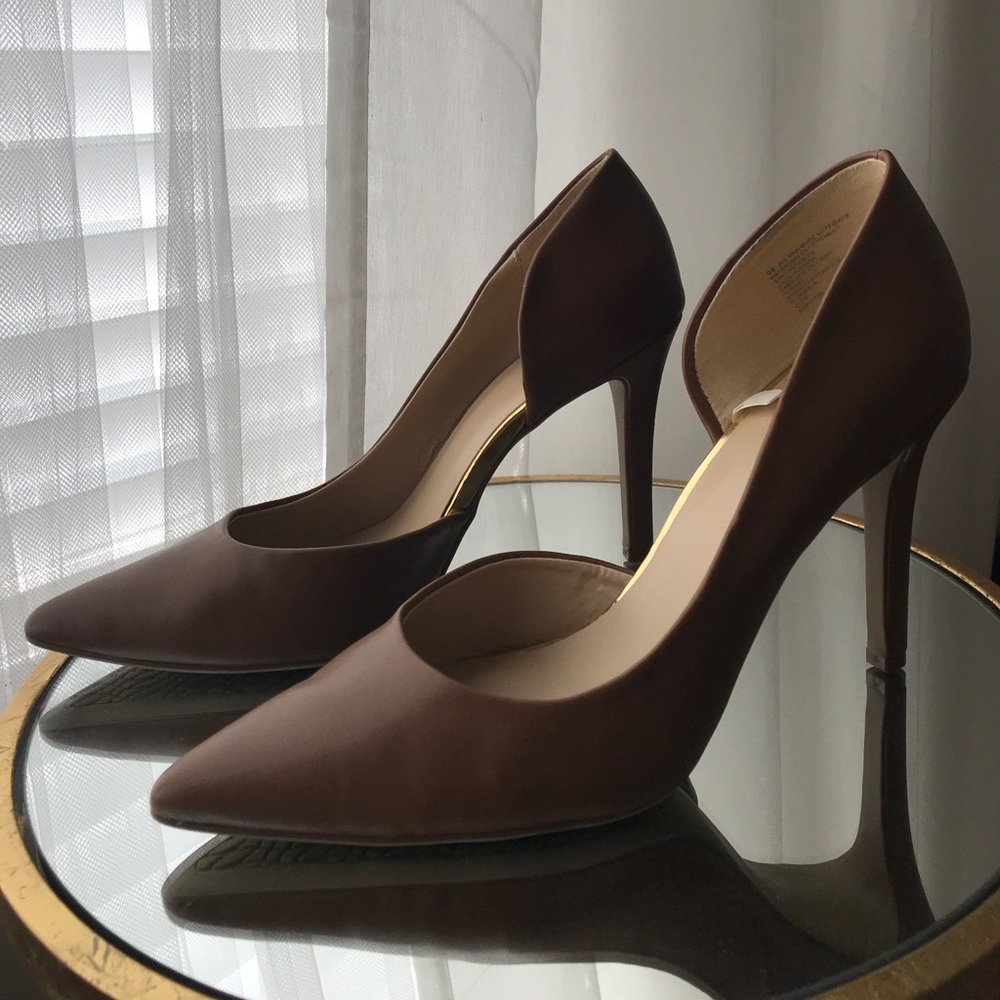 Mossimo Pointed Toe Heels with Gold Detail
