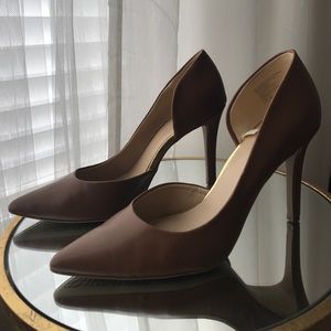 Mossimo Pointed Toe Heels with Gold Detail