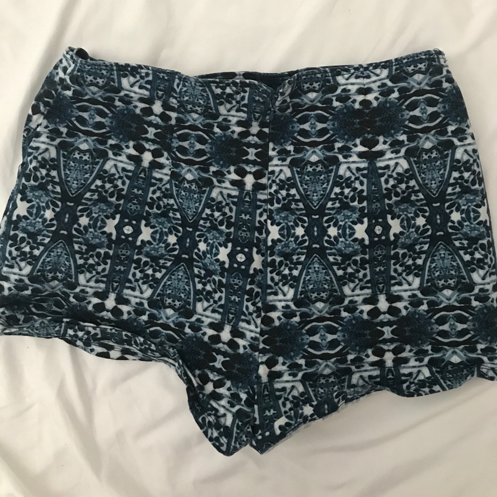 ✨Abercrombie & Fitch Vintage Pattern Shorts - Picture 2 of 3