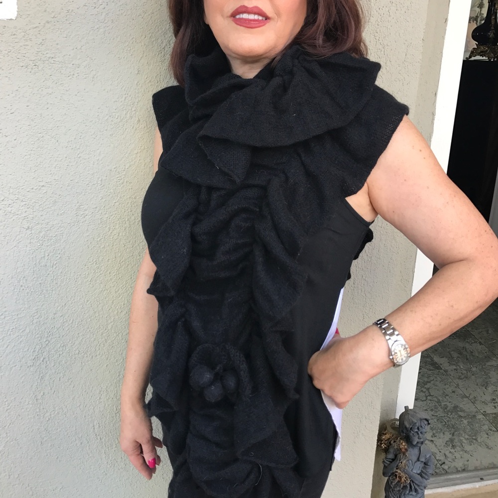 Black or ivory ruffled scarf - 70% wool