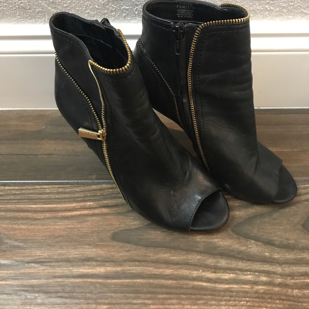 Black booties !
