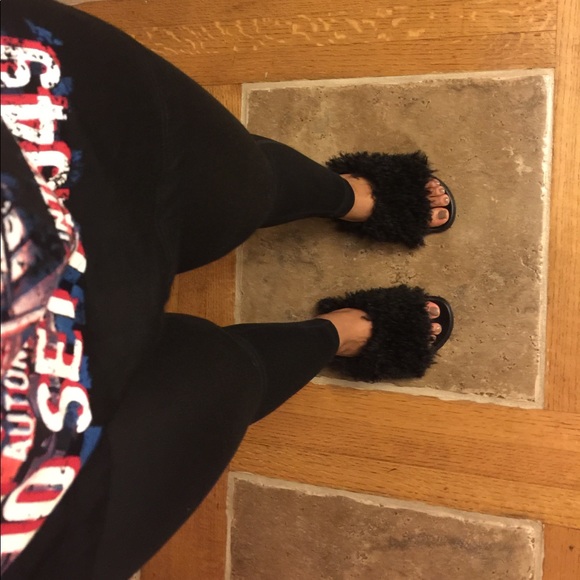 Black Fur Slides - Picture 2 of 4