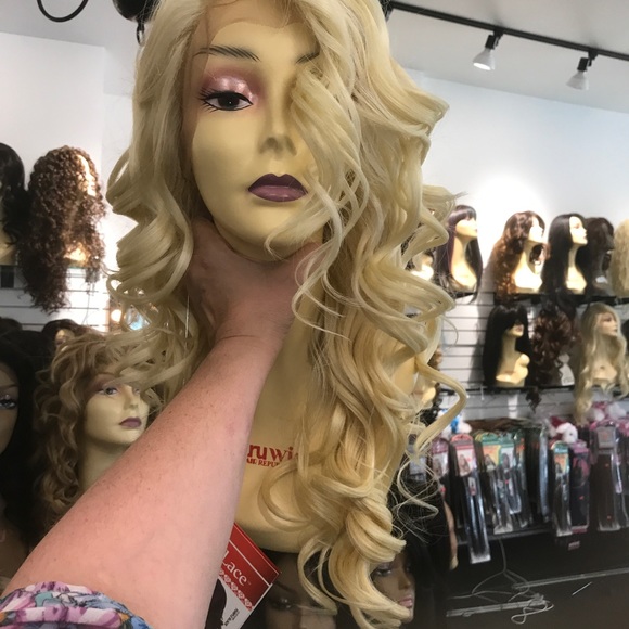 Platinum Swisslace Lacefront wig - Picture 2 of 8