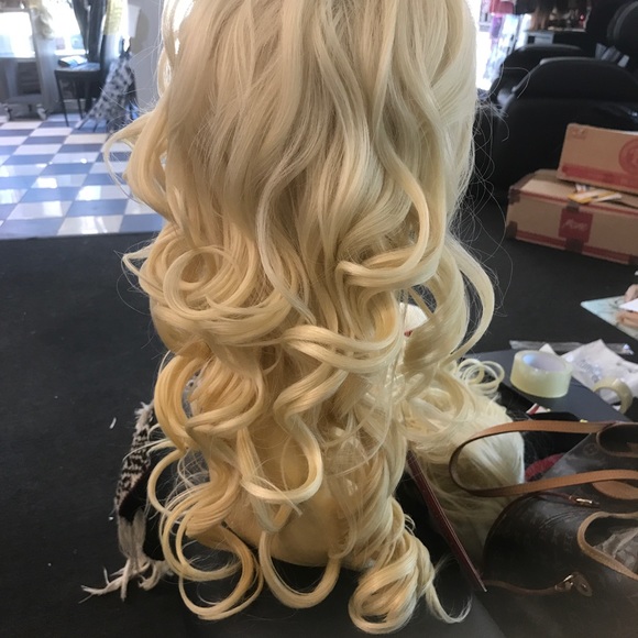 Platinum Swisslace Lacefront wig - Picture 4 of 8
