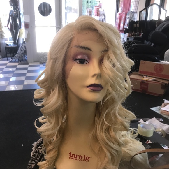Platinum Swisslace Lacefront wig - Picture 5 of 8