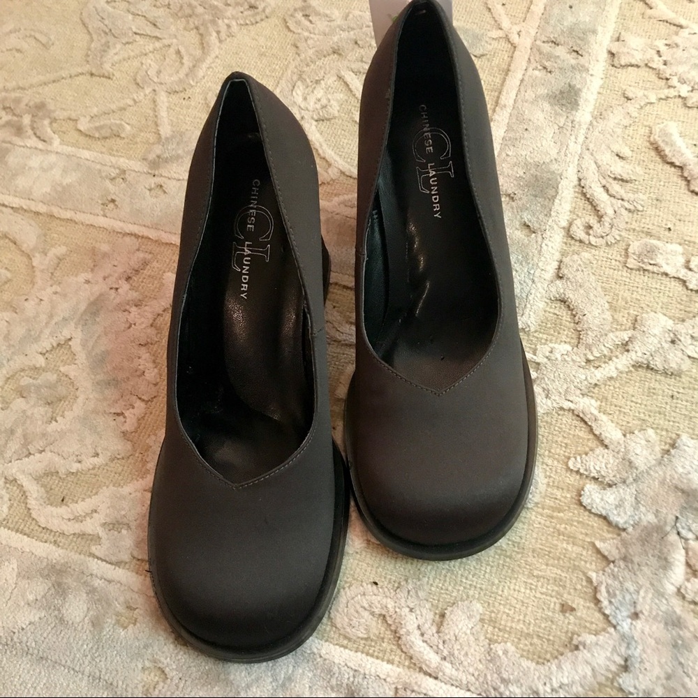 CHINESE LAUNDRY MAN MADE SATIN UPPER PUMP RND TOE