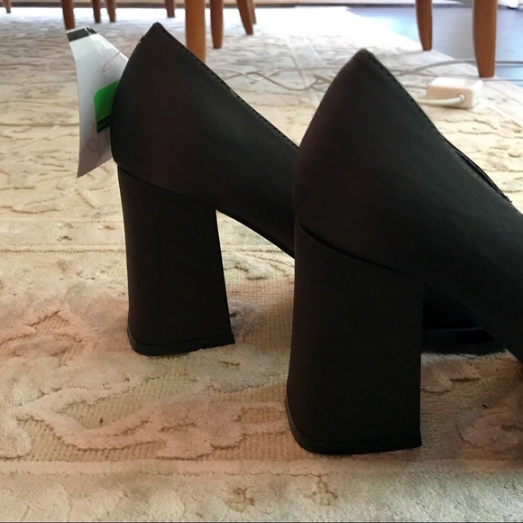 CHINESE LAUNDRY MAN MADE SATIN UPPER PUMP RND TOE - Picture 7 of 8