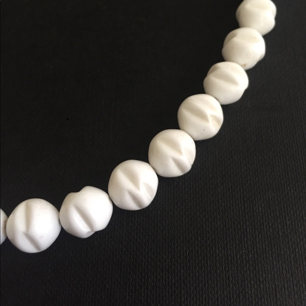 Vintage White Beaded Necklace - Picture 2 of 2