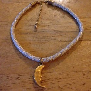 Face moon choker