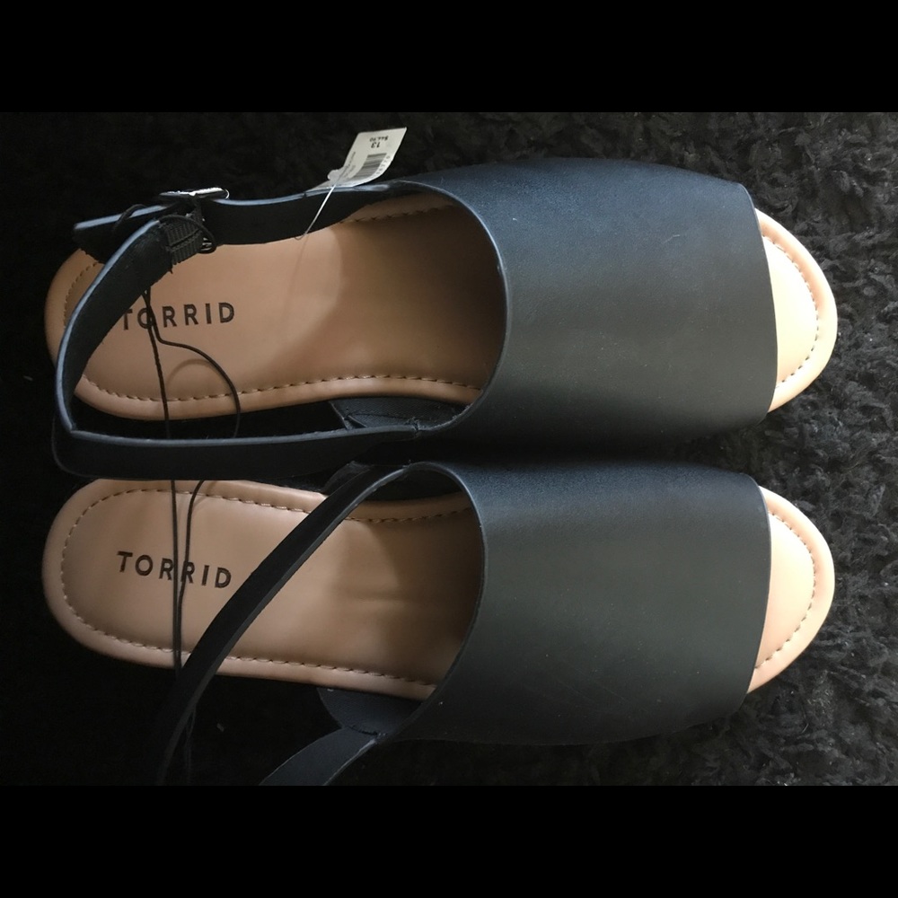 New with tags Black size 13 platform sandal