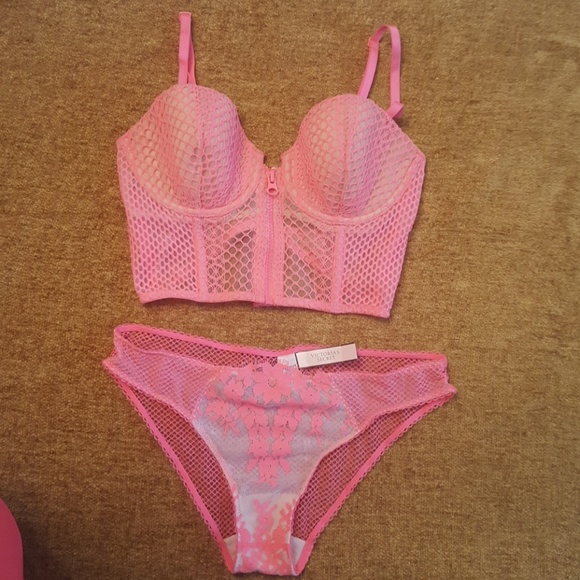 NWT VICTORIA SECRET BRA & PANTY SET 34/C & MEDIUM