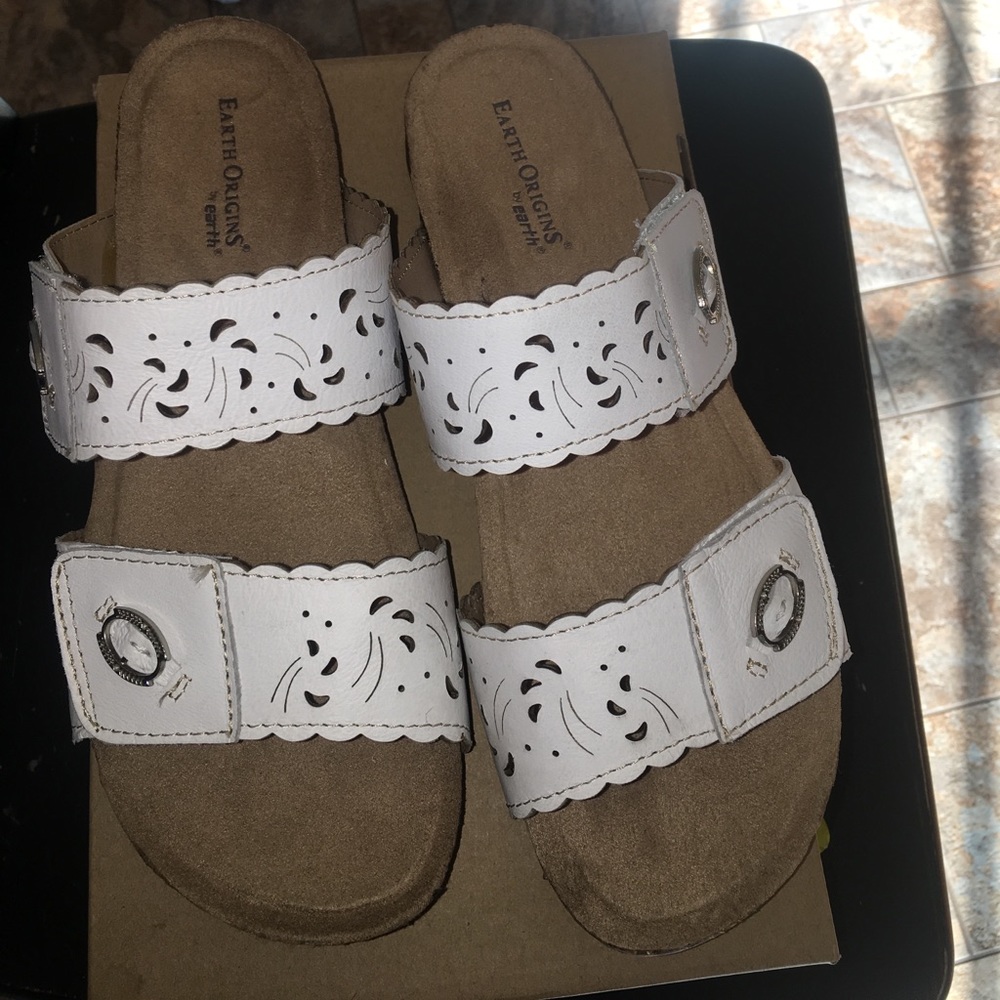 Earth Original Tessa white pig skin sandal
