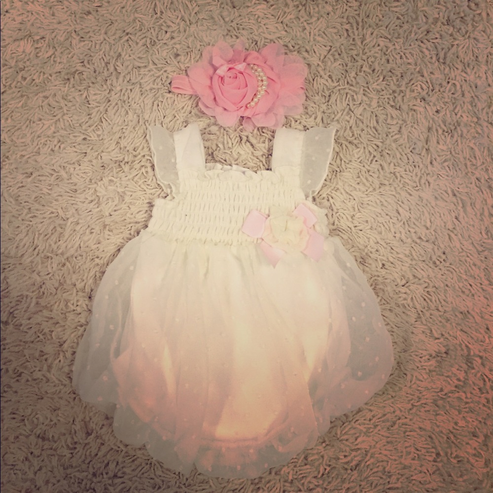 Baby girl. 0-3M dress and bow set