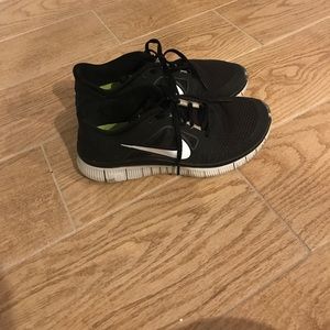 Black nike sneakers. Women's 7.5